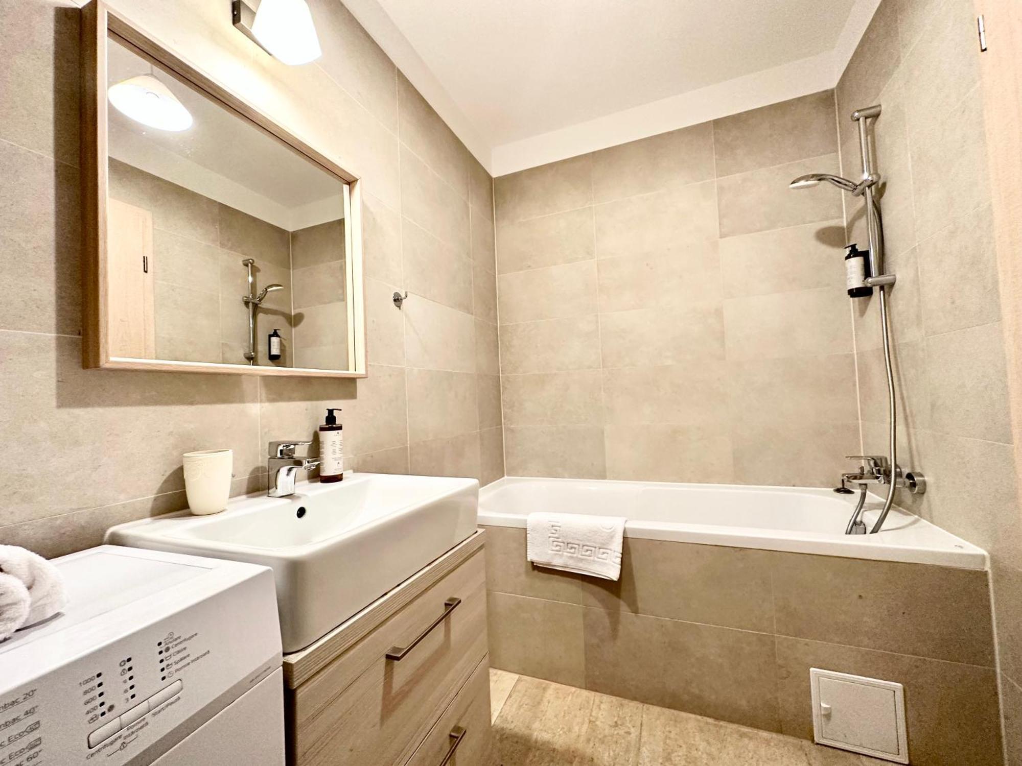 Kasper Coresi Mall - Rise Private & Apartment