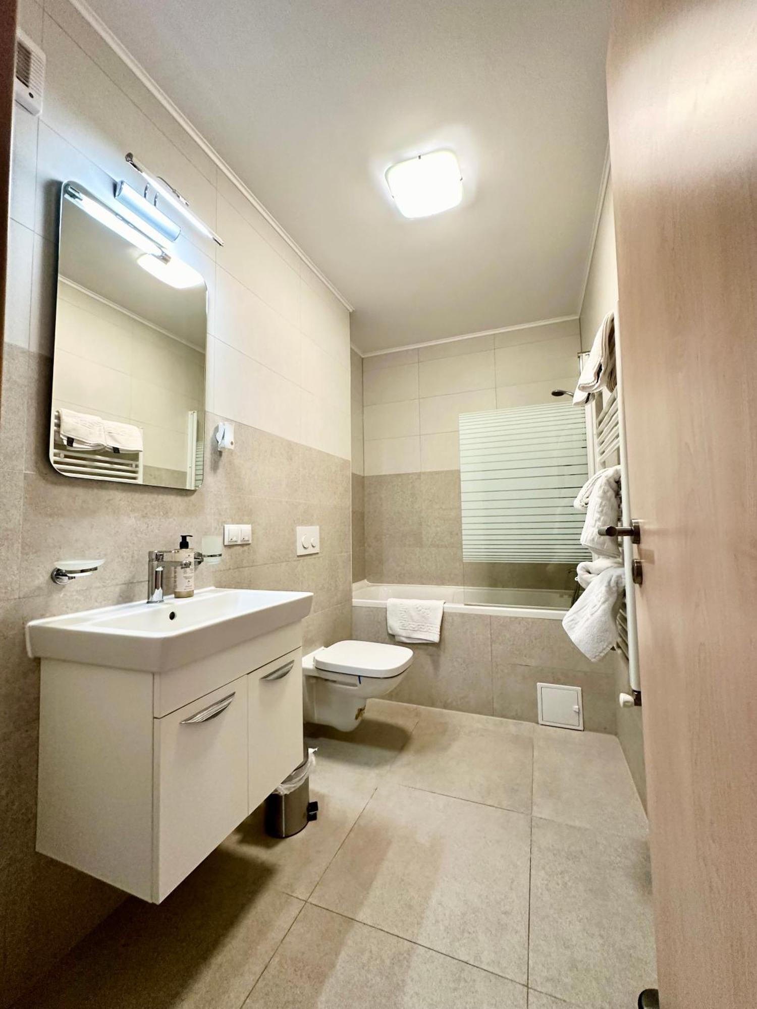 Kasper Coresi Mall - Rise Private & Apartment *