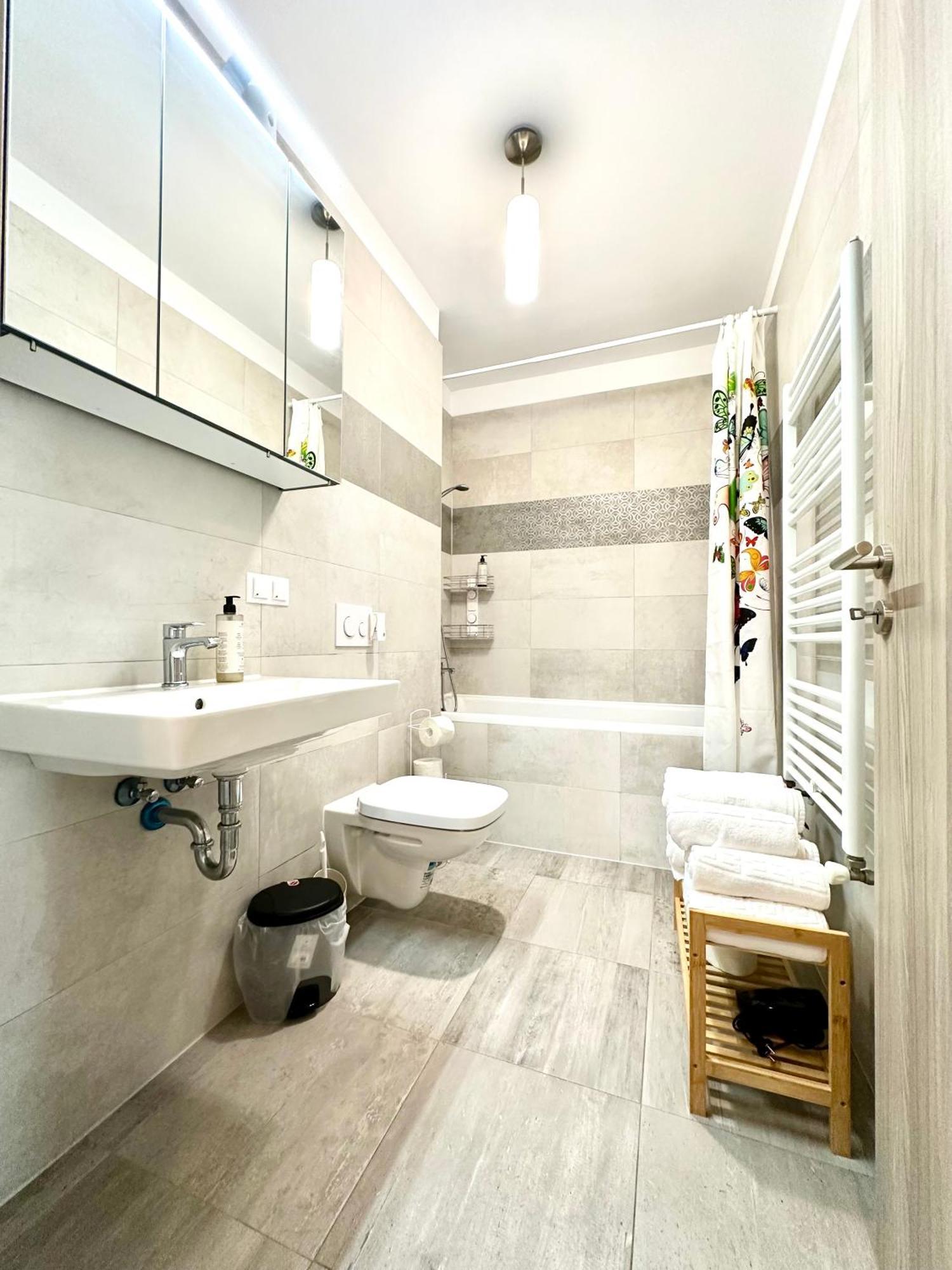 Kasper Coresi Mall - Rise Private &